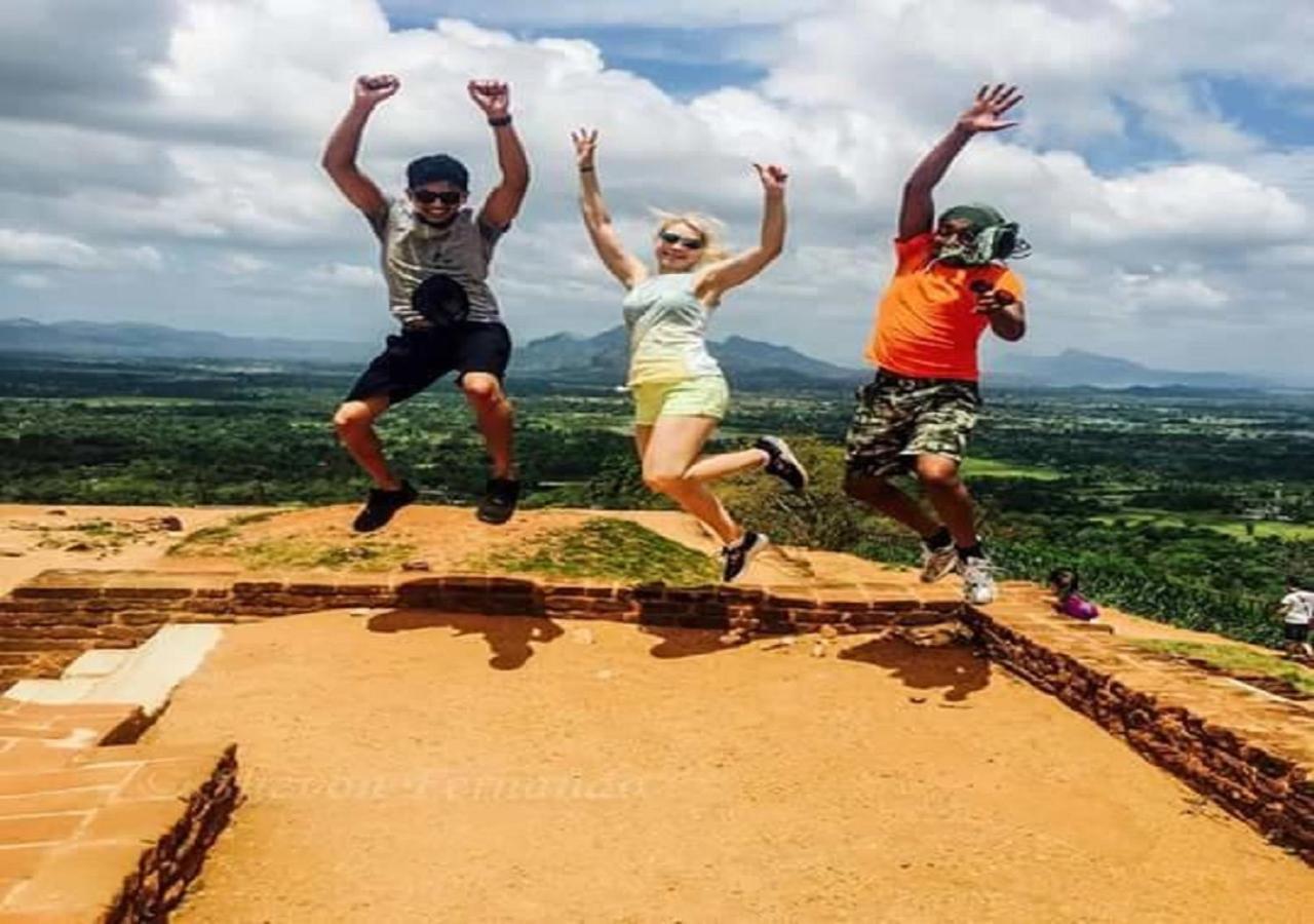 Amaya River Side Homestay Sigiriya Bagian luar foto